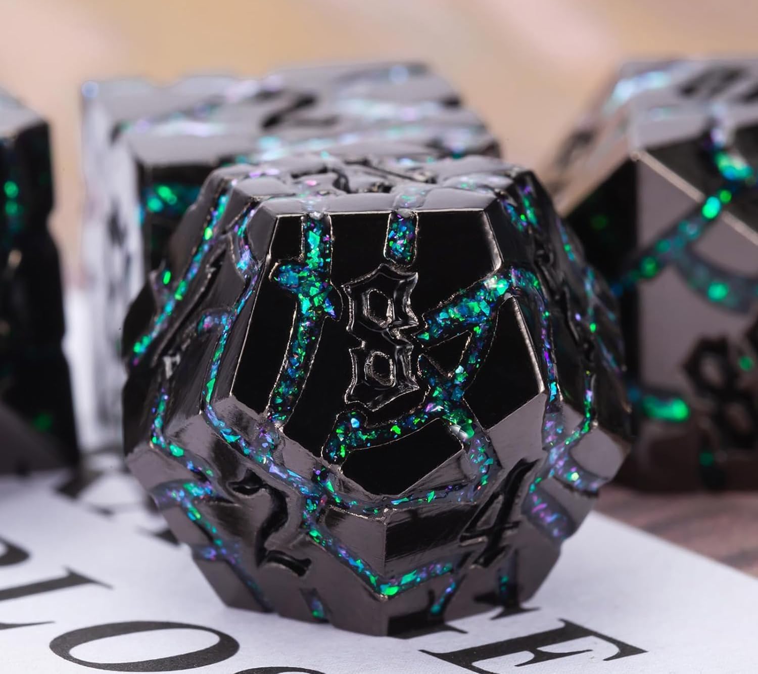 Maywin Cracked Rune Metal Dice Set for DND & RPG – Dark Fantasy Fractured Design, Premium Heavy Metal Polyhedral Dice with Deep Engraved Numbers, 7-Piece Set – Green Mystic Vein