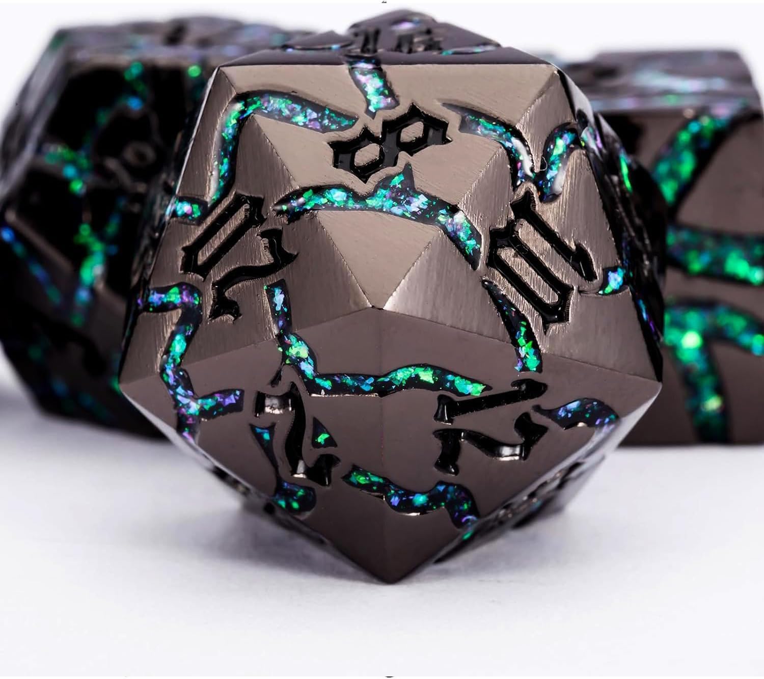 Maywin Cracked Rune Metal Dice Set for DND & RPG – Dark Fantasy Fractured Design, Premium Heavy Metal Polyhedral Dice with Deep Engraved Numbers, 7-Piece Set – Green Mystic Vein